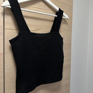 svart linne - svart basic linne från lindex i ett lite tjockare material🤍