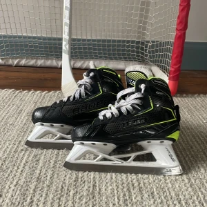 Svarta Bauer målvaktskridskor GSX - Säljer ett par svarta Bauer målvaktskridskor. De är i väldigt bra skick och har använts i ett år. Jag säljer dem för att de inte är i min storlek. Storlek 3,5 eller 36 i skostorlek. Skicka meddelande för mer information 
