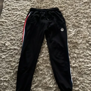 Byxor från Moncler - Säljer svarta moncler mjukisbyxor. Storlek M men sitter som en storlek S