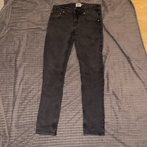 Svarta jeansbyxor  - Snygga svarta jeansbyxor med en klassisk design. De har en rak passform.