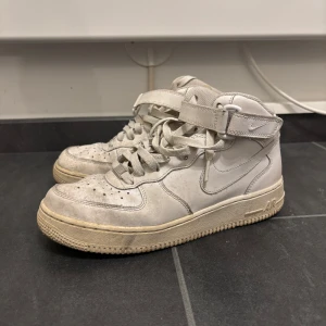 Airforce 1 mids - Airforce 1 mids strl 40. Väldigt bra skick endast lite smutsiga men går bort snabbt. Sulan är lite mer off white i färgen men framstår som mer gul än vad den är på bilderna.