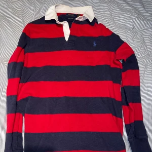 Polo Ralph Lauren - tröja - Polo Ralph Lauren - rugbytröja strl S Custom slim fit Använd, cond 9/10 Nypris 2.199:- Mitt pris 600:-