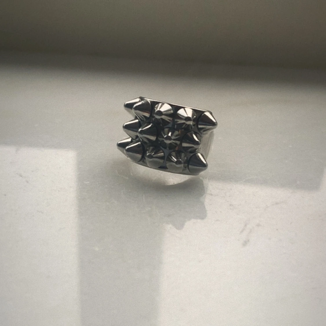 Silvrig ring med nitar från Edblad💓  - 1
