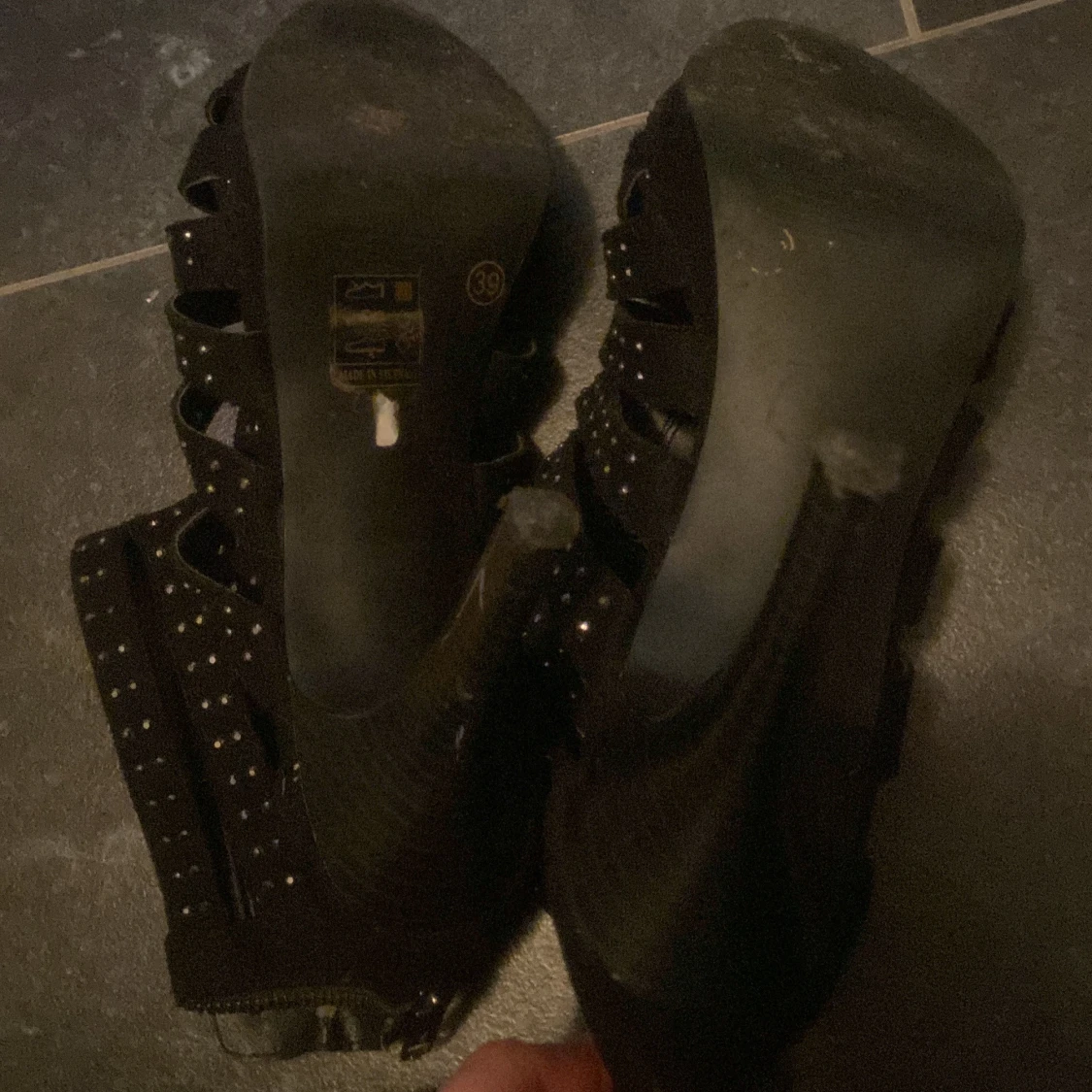 Svarta klackskor med nitar - 2