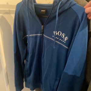 Sällsynt Hugoboss Ziphoodie!! - Väldigt fin, ganska bra skick. Den har detaljer inuti luvan. Fin blå färg som passar perfekt till alla jeans.