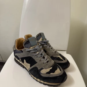 Valetino Rockrunners  - Snygga Rockrunners i grått och svart.Alla spikar är på,inga saknas.Lite sönder där bak på den vänstra skon men inget farligt.Priset kan diskuteras vid snabb affär!!Hör av dig om du undrar något.