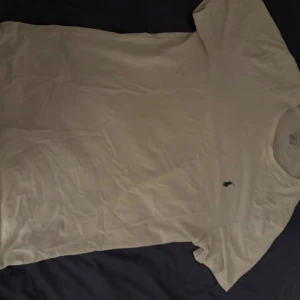 Vit t-shirt från Ralph Lauren i strl s - Sitter slim fit