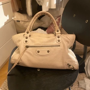 Intressekoll balenciaga city bag  - Intressekoll på min balenciaga väska 💘Den är off-white Hör av er för fler bilder + mått osv 😇Den är lite sliten vid hörnen och handtagen men annars bra skick. Spegel, axelband och dustbag tillkommer !🫶🏻