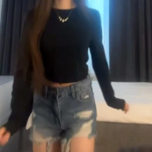 Svart tröja  - Går att styla med allt.köpt för 99kr