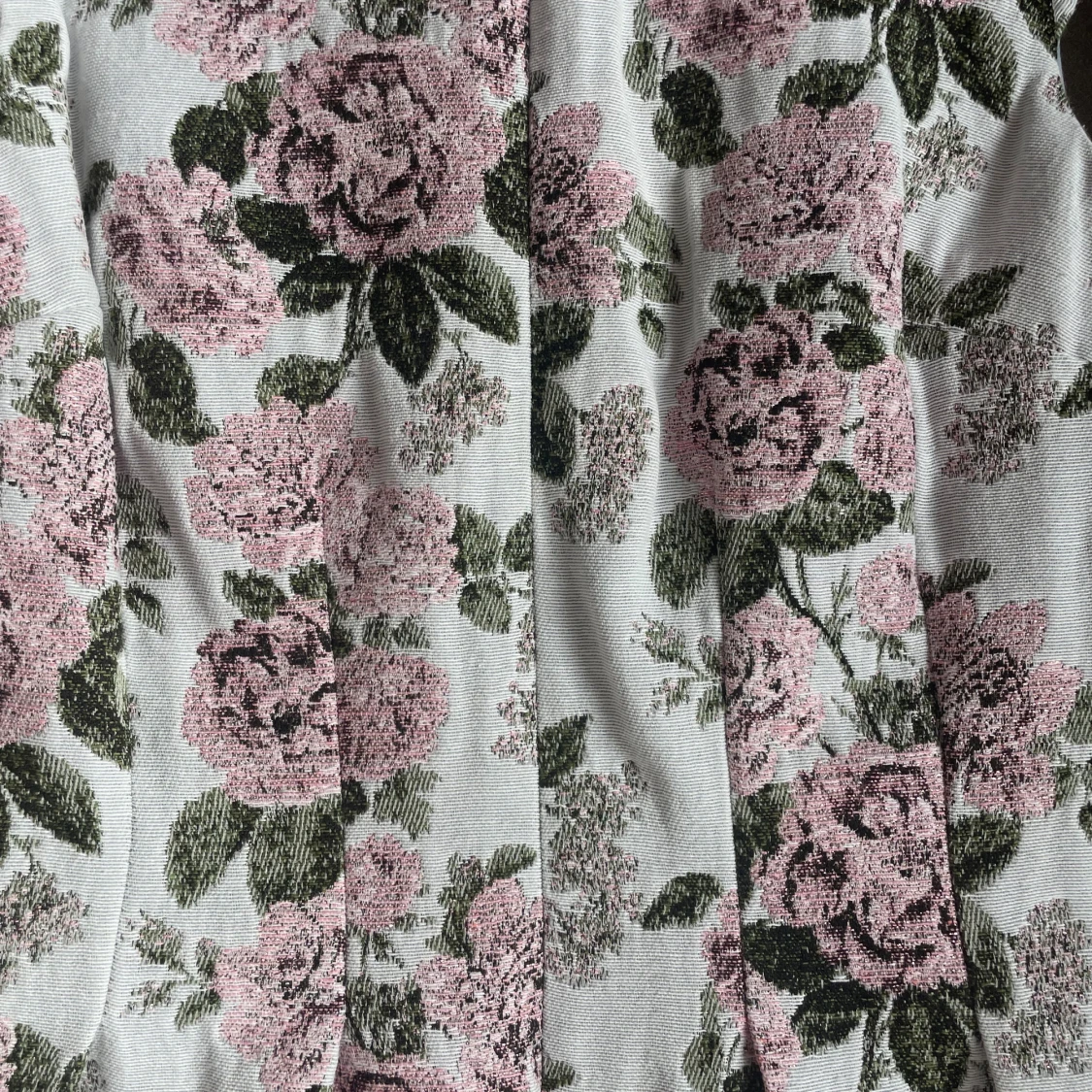 Blommig klänning med v-ringning - 1