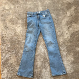 Blå bootcut jeans från Gina Tricot - Snygga blå bootcut jeans från Gina Tricot med vanliga fickor i storlek 158, jättebra skick🥰