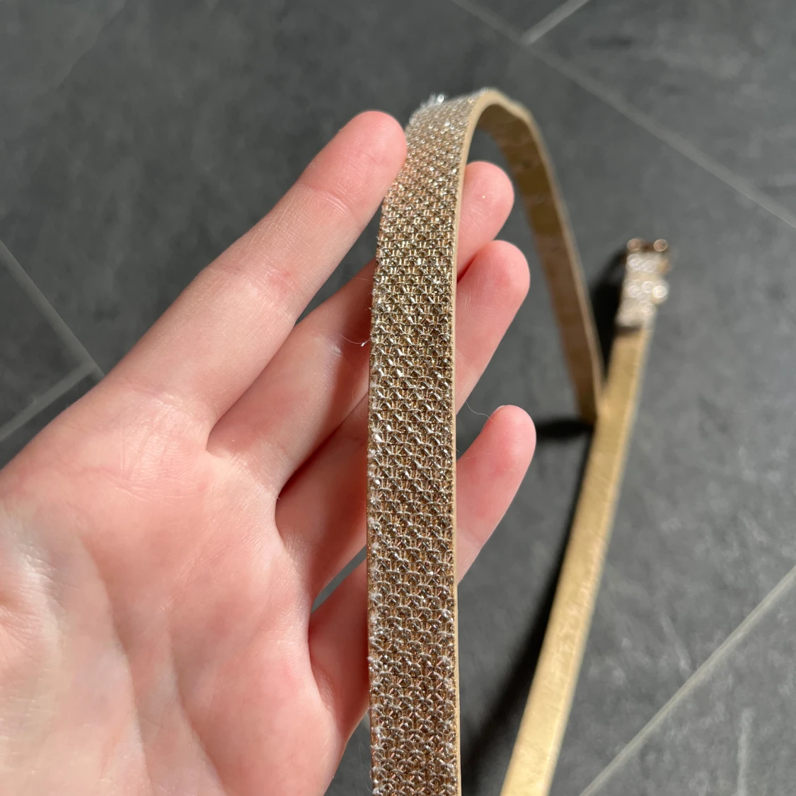 Glittrigt guldigt bälte - 2