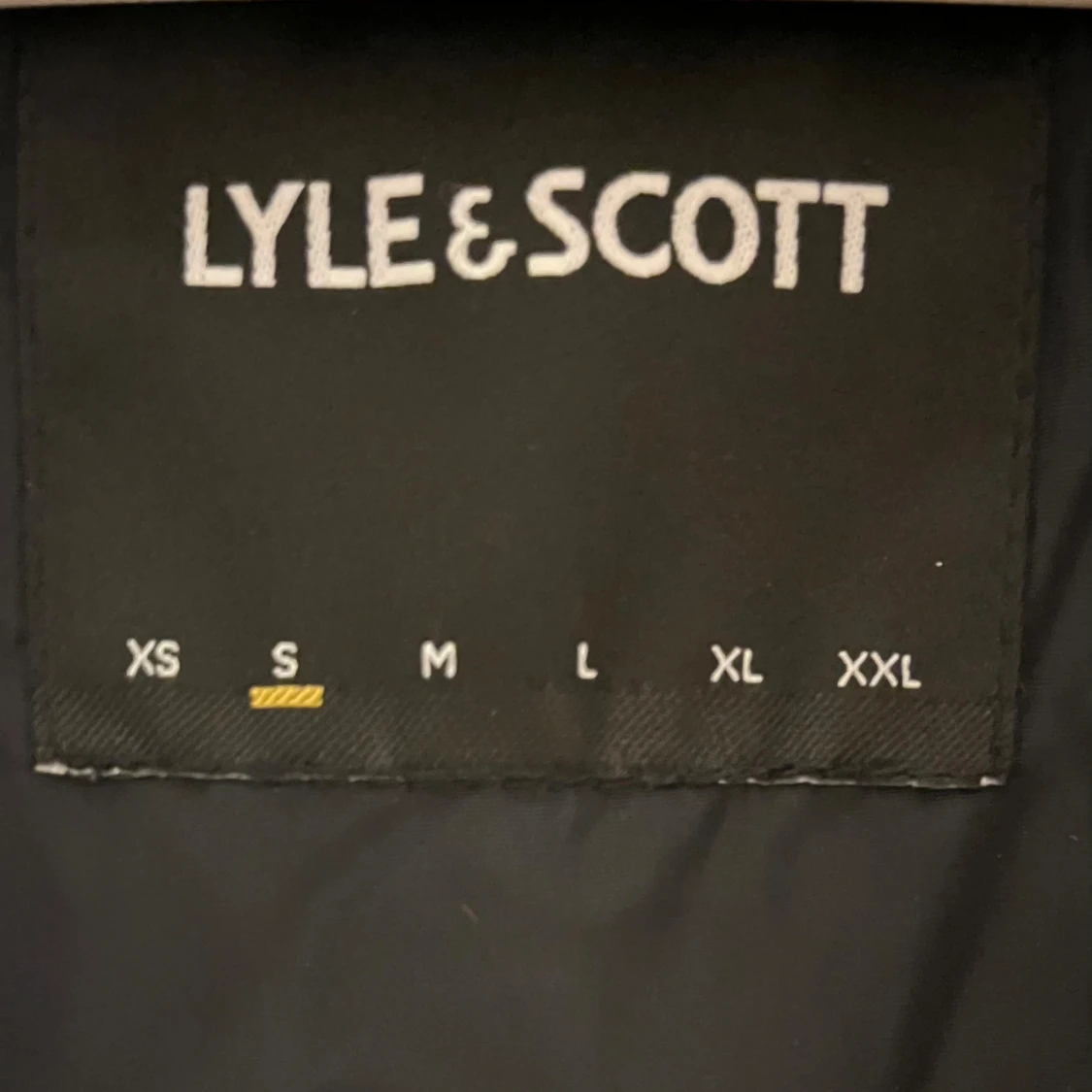 Svart pufferjacka från Lyle & Scott - 4