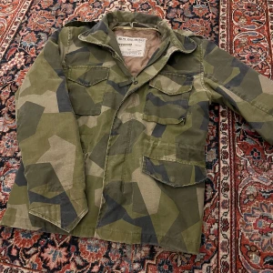Camo jacka! - Säljer sjukt snygg och unik jacka, den har foder som går att ta av vilket gör den perfekt inför alla årstider!