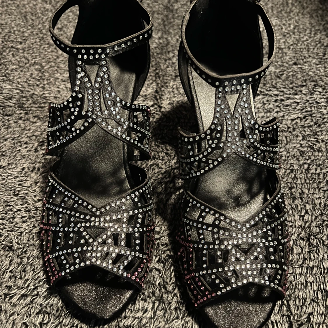 Svarta glittriga sandaler med klack