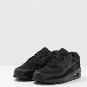 Svarta Nike Air Max sneakers - Snygga helsvarta Nike Air Max sneakers med klassisk design och bekväm dämpning. Perfekta för både vardag och träning. Skorna har snörning och en robust sula för extra komfort.