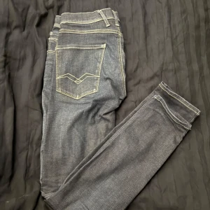 Replay anbass jeans - Riktigt feta Replay jeans i den populära modellen anbass som sitter slim fit! Jeansen är i ny skick och har inget täcken på användning!