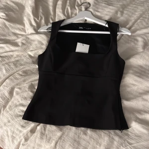 svart topp från Zara  - Oanvänd topp från Zara 