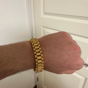 Guldarmband - Elegant guldarmband med en klassisk länkdesign. Perfekt för att ge en lyxig touch till din stil. Armbandet har en polerad yta som fångar ljuset vackert.