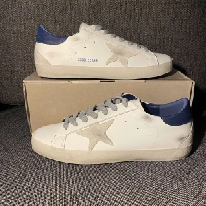 Golden Goose sneakers - Säljer dessa feta Golden goose skor 🤩Skorna är endast använda ca 4 gånger. Skick 9/10. Dustbag och låda följer med ✅ Kvitto finns ‼️Priset är ej hugget i sten och tveka inte att fråga om ni undrar något!