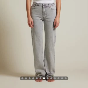 Grå jeansbyxor - Snygga grå jeansbyxor med en klassisk straight passform. De har en normal midja och är perfekta för en avslappnad stil. Byxorna har traditionella fem fickor och en dragkedja med knappstängning.