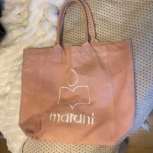 Isabel marant totebag  - En jättefin stor tygpåse från Isabel marant, köpt på Nk Göteborg för drygt ett årsedan. Knappt använd för ångrade att jag köpte rosa. Så så gott som ny! Måtten är 38x35x21 så alltså den stora modellen. Nypris 2200kr