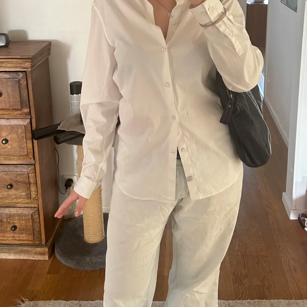 Snygg vit skjorta från Calvin Klein i slim fit herrmodell 💕Jag är osäker på vilken strl men jag är M elr 38 och ni kan ju se hur den sitter på mig på bilderna 💗 Den är 96% bomull och tyget är väldigt skönt. Det finns små fläckar vid högra armhålan, jag har inte testat att ta bort dem så jag vet inte om de är går att ta bort elr ej…. Paidat.