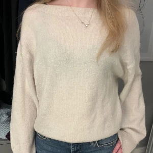 Stickad tröja - Så fin stickad tröja med båt ringning, inga defekter🌸🌸🌸