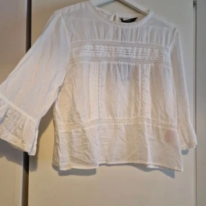 Blus - Snygg blus från only som passar bra till finare tillfällen men också vardagligt. Säljer då den inte kommer till användning