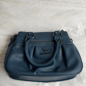 Marc jacobs liknande väska blå - Blå handväska köpt för 899kr. Liknar marc jacobs väskan. ALDRIG använd. Har justerbart axelband som medföljer. Otroligt många fickor. Mått kan skickas vid förfrågan. Fråga gärna vid fler frågor💕