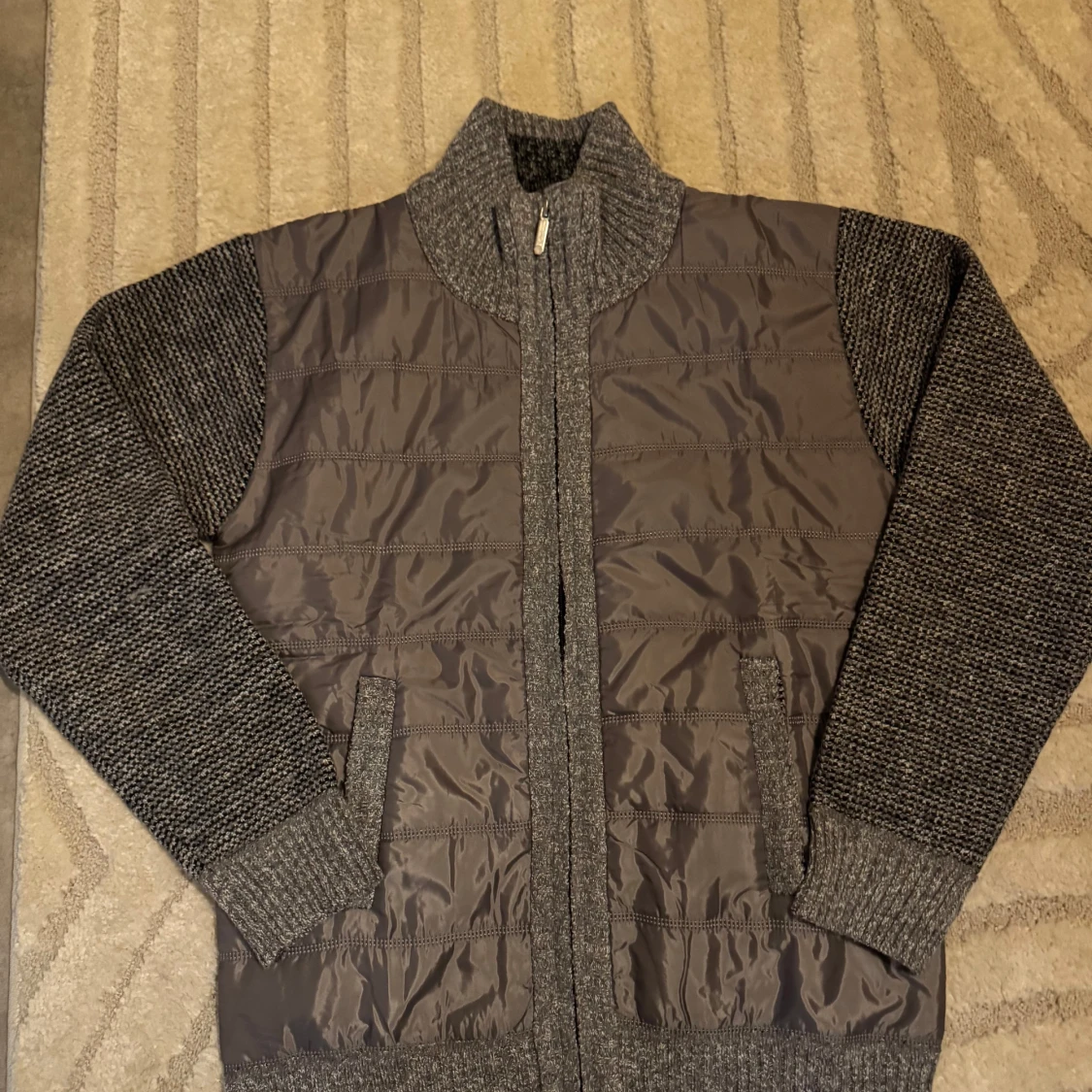 Grå stickad jacka med quiltade detaljer