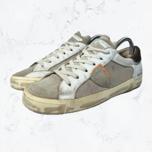 Philippe Model PSRX - Philippe Modell skor | Skick - 9/10 (Använda) | Size - 40/41 (40 men passar 41) | Nypris - 3300kr | Fraktar via PostNord eller InstaBox på köparens bekostnad | Hör av dig vid frågor eller funderingar // Restock