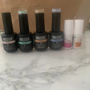Nagellack och nagellim från Nailster - Säljer ett set med nagellack och nagellim från Nailster. Inkluderar baslack och färglack i nyanserna mintgrön, beige och blå. Perfekt för att skapa en hållbar manikyr med UV/LED-lampa. Nagellim med pensel för enkel applicering. Nagel limmet är från Depend