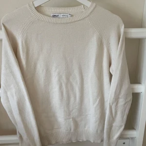 Beige tröja från ONLY - Säljer en stickad beige tröja från ONLY