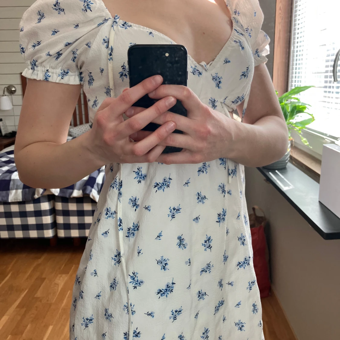 Vit blommig klänning med puffärmar