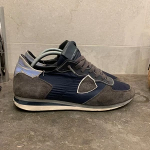 Philippe model skor - Säljer dessa Philippe model TRPX/rockrunner skor. Skorna är använda men i gott skick. Bortsätt från lite slitningar där bak vid hälen(som knappt syns) är de i riktigt bra skick. Ovanlig Colourway med ett nypris på 3700kr. Bara att höra av sig vid funderingar🤩priset är inte hugget i sten🫡