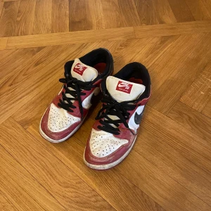 Nike sb dunk chicago  - Rätt slitna skor såklart men fortfarande användbara. De är äkta köpta på streetlab 