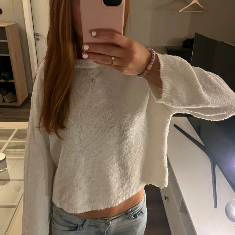 Säljer en vit stickad tröja från Lager 157. Tröjan har en mysig och mjuk textur med långa ärmar. Perfekt för en avslappnad stil. Passar bra till jeans eller kjol för en trendig look.💛. Neuletakit & Villapaidat.