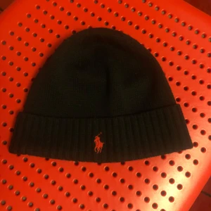 Svart Ralph Lauren Mössa - Snygg svart mössa från Ralph Lauren. Den är riktig såklart. 