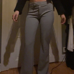 Grå byxor med bootcut - Snygga grå byxor från Nelly med mig midja skulle ja säga. Bekväma och snygga och passar till allt.