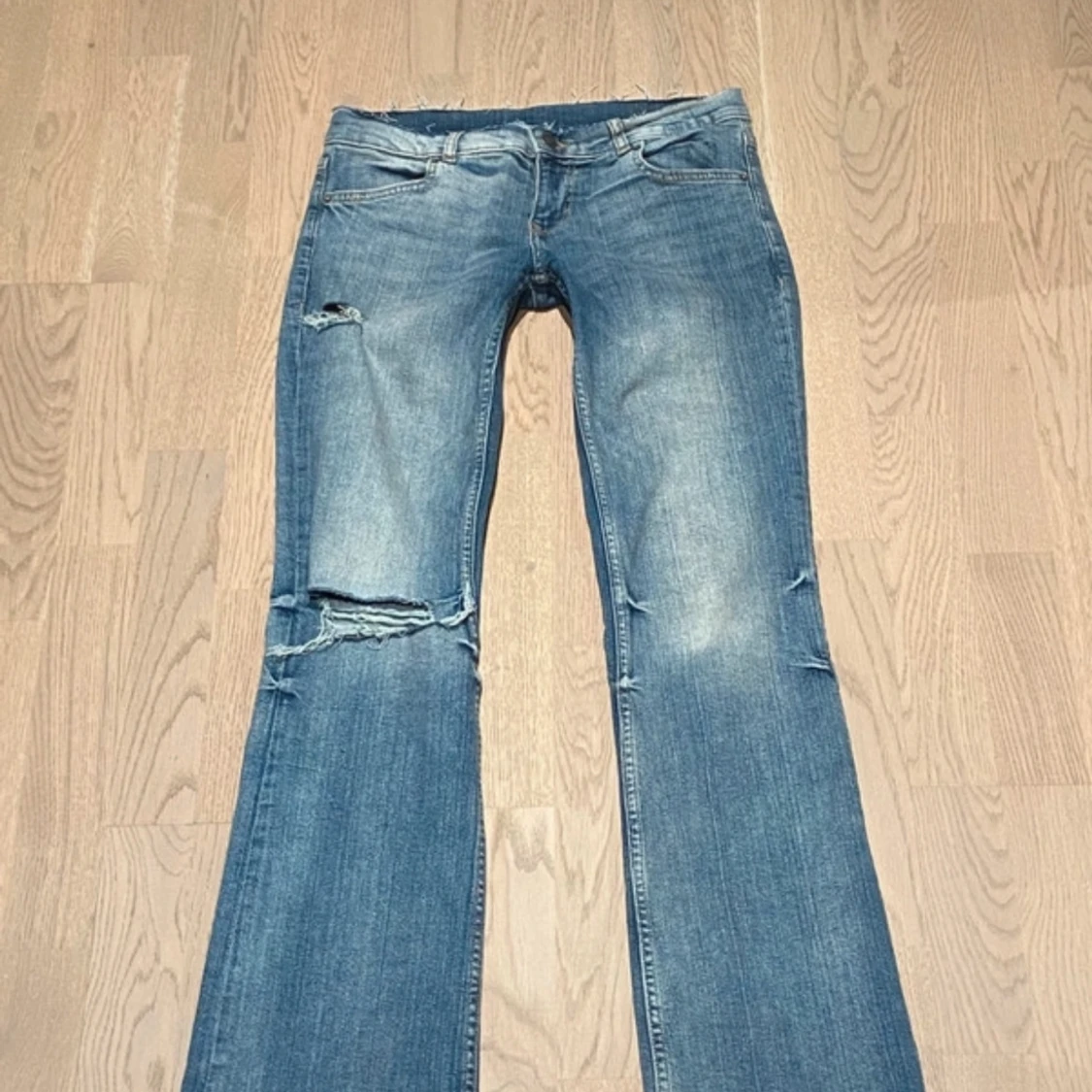 Blå bootcut jeans med slitningar - 4
