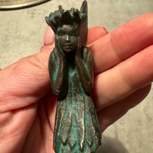 Grön och brun älvfigur - Till Mikaela 🌸En detaljrik älvfigur i grön och brun nyans. Figuren har vingar och en unik design med en antik finish. Perfekt som samlarobjekt eller dekorativt inslag.