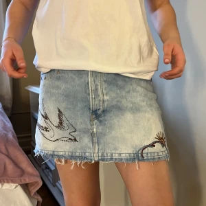 Jeanskjol med broderier - Såååå snygg jeanskjol i ljusblå med broderingar💗🫶🏼 Säljer då den är tyvärr är för liten för mig 😢