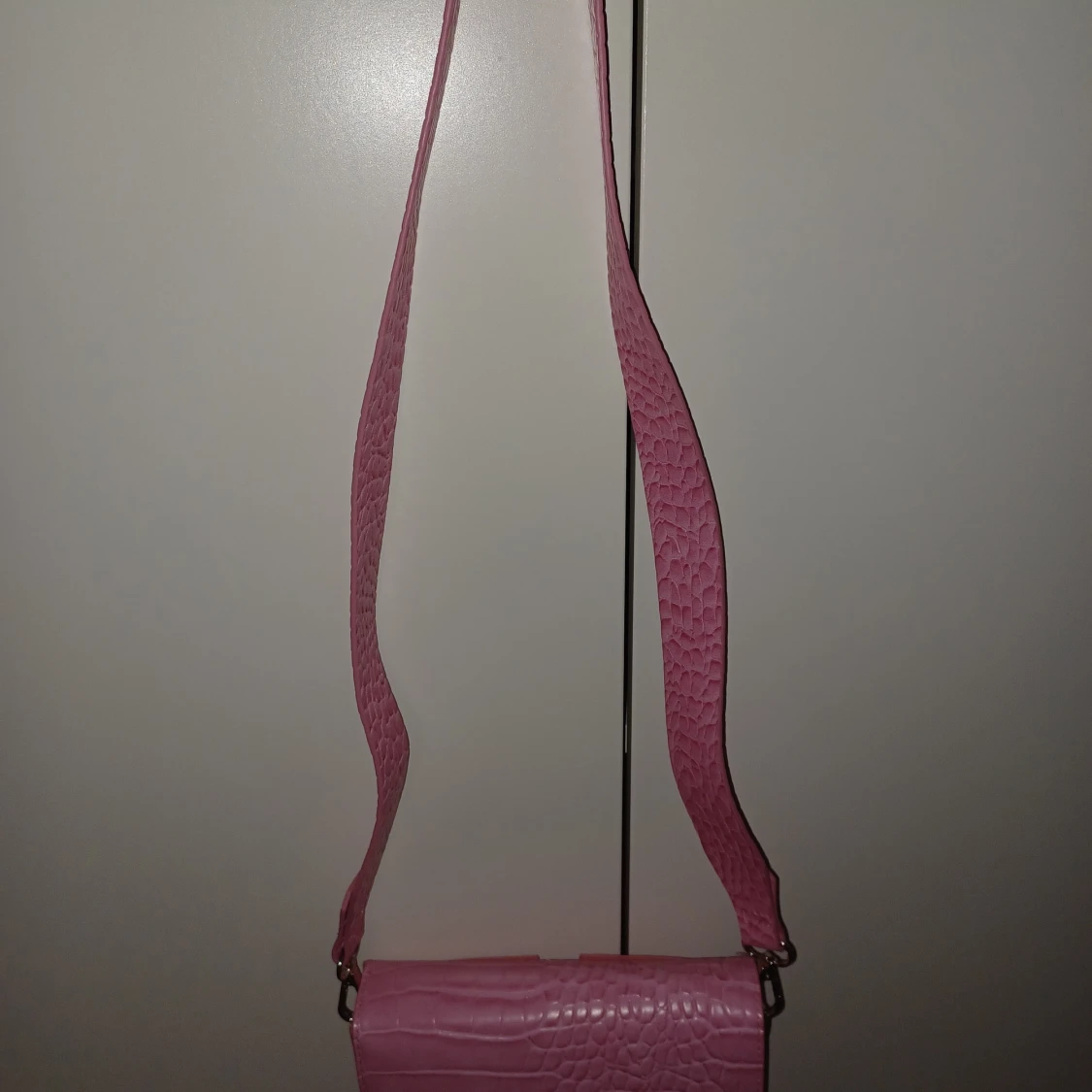 Rosa axelväska med krokodilmönster