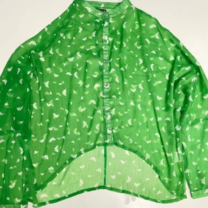 Grön Blus Fjärill - Grön blus, croppad framme, fint skick.