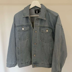 Blå jeansjacka från Boohoo - Blå jeansjacka från Boohoo. Storlek 36💕