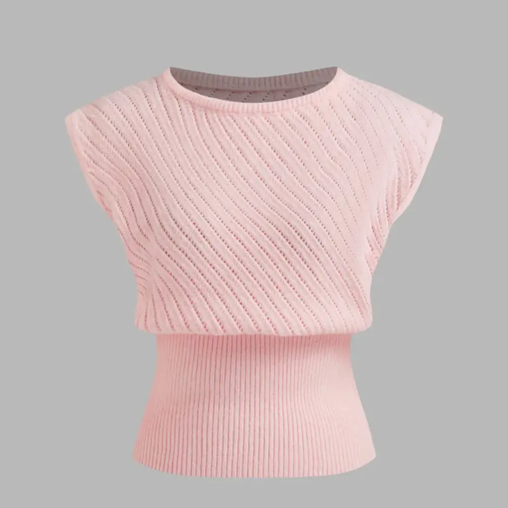 Säljer en söt rosa stickad topp med ett diskret mönster. Toppen är ärmlös och har en ribbad kant vid midjan som ger en fin passform. Perfekt för lager-på-lager-stil eller att bära som den är. 💖. Neuletakit & Villapaidat.