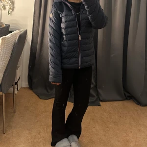 Moncler dunjacka - Säljer en snygg mörkblåa Moncler dunjacka. ❤️‍🔥 pris kan diskuteras.
