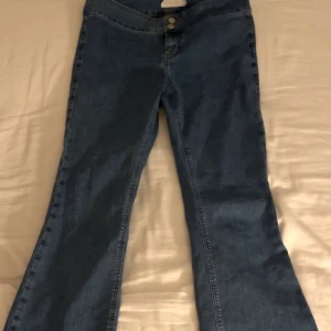 Blå jeans från Topshop - Säljer mina snygga blå bootcut-jeans från Topshop för att dom är lite för stora i midjan för mig och vill köpa nya i annan färg. Inga defekter förekommer💕