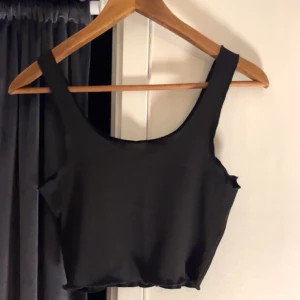 Svart linnetopp - Snygg svart ärmlös linnetopp med breda axelband. Perfekt för en stilren look och kan matchas med olika outfits. Enkel och elegant design. Materialet är även väldigt svalkande vilket är perfekt nu till sommaren. Linnet är aldrig använt utan endast testad💕